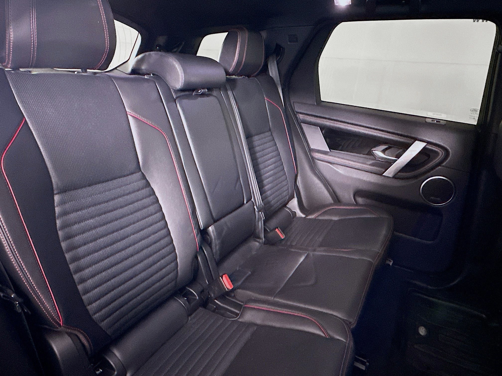 Used 2023 Land Rover Discovery Sport SE R-Dynamic image 27