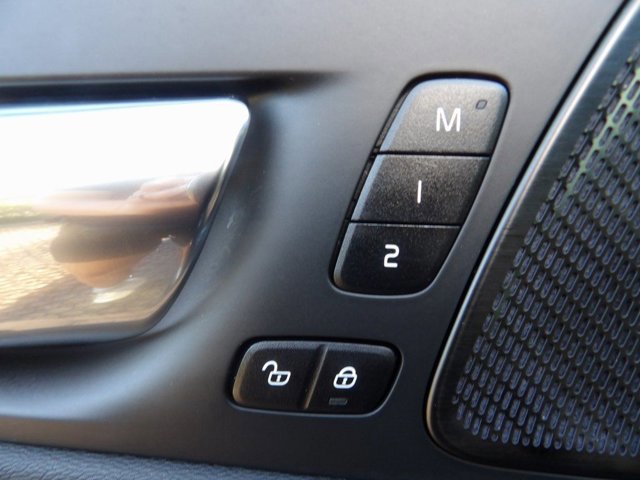 Certified 2023 Volvo XC60 B5 Ultimate w/ Climate Package image 12