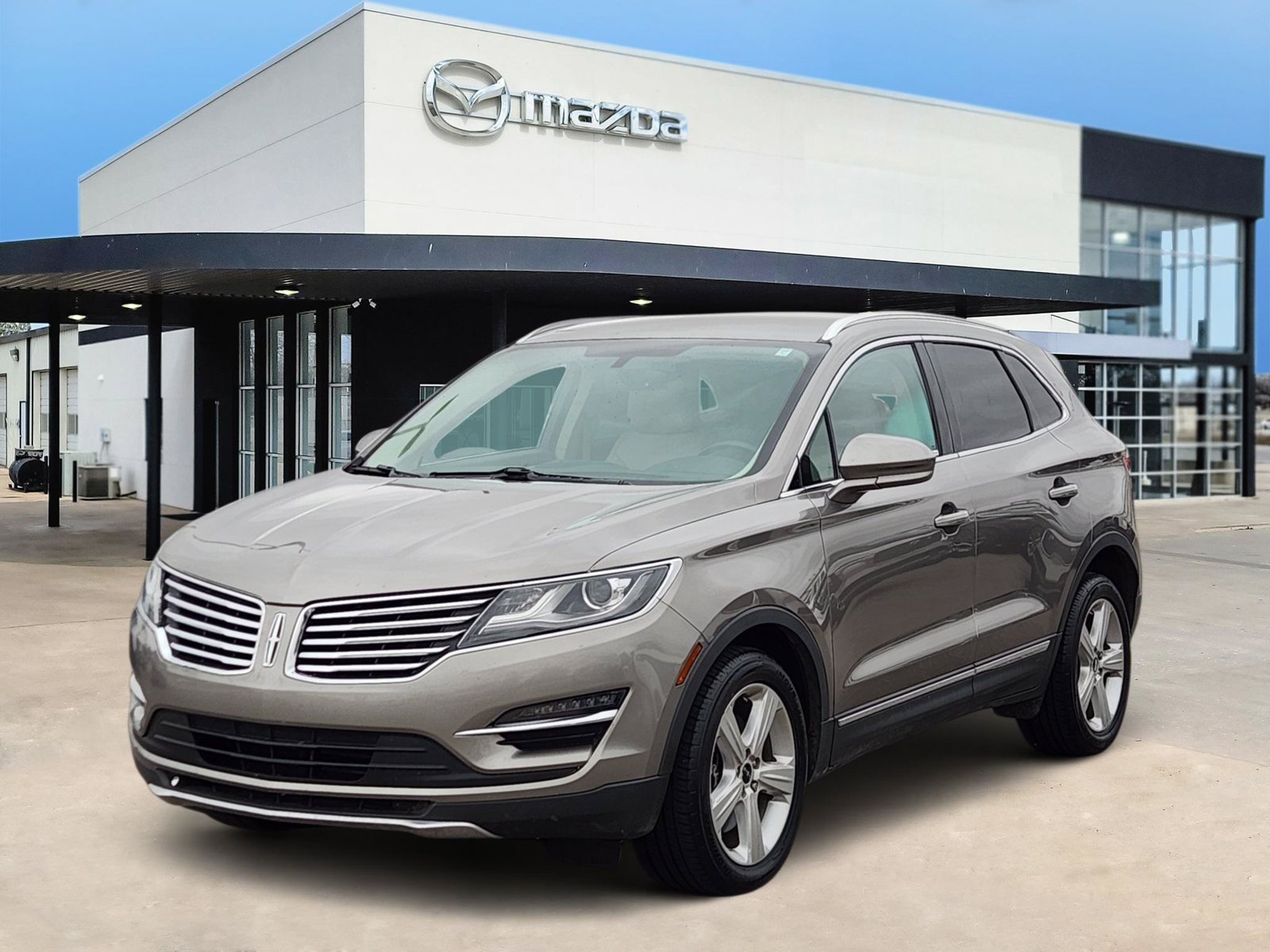 Used 2017 Lincoln MKC Premiere FWD image 2