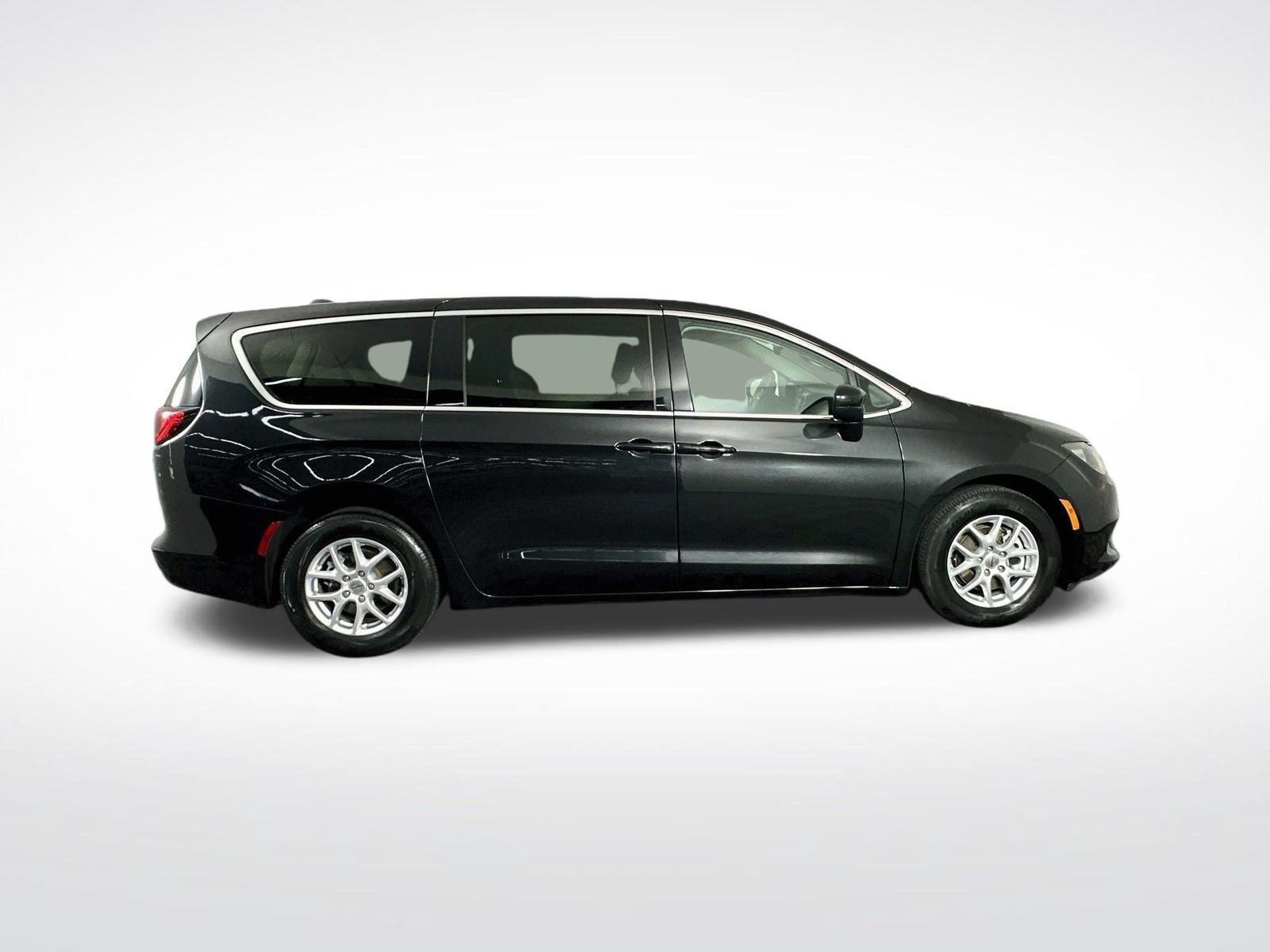 Used 2023 Chrysler Voyager LX FWD image 9