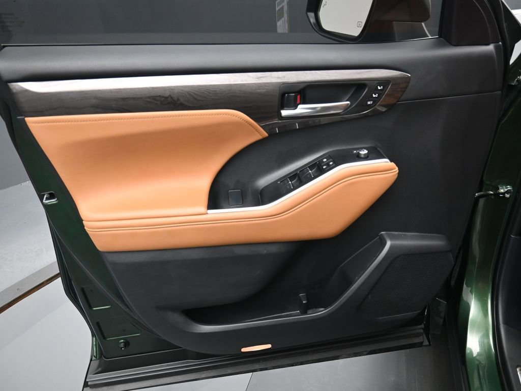 Certified 2025 Toyota Highlander Platinum image 13
