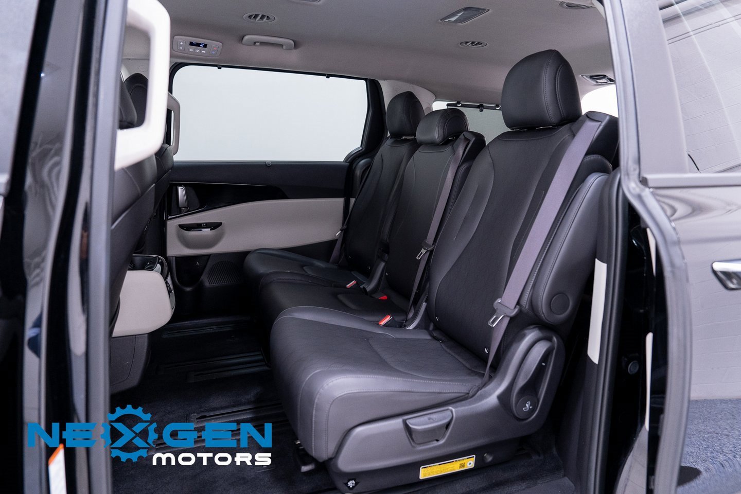 Used 2024 Kia Carnival EX image 39