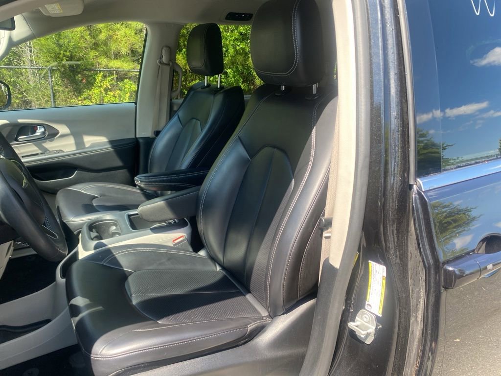 Used 2023 Chrysler Pacifica Touring-L FWD image 19