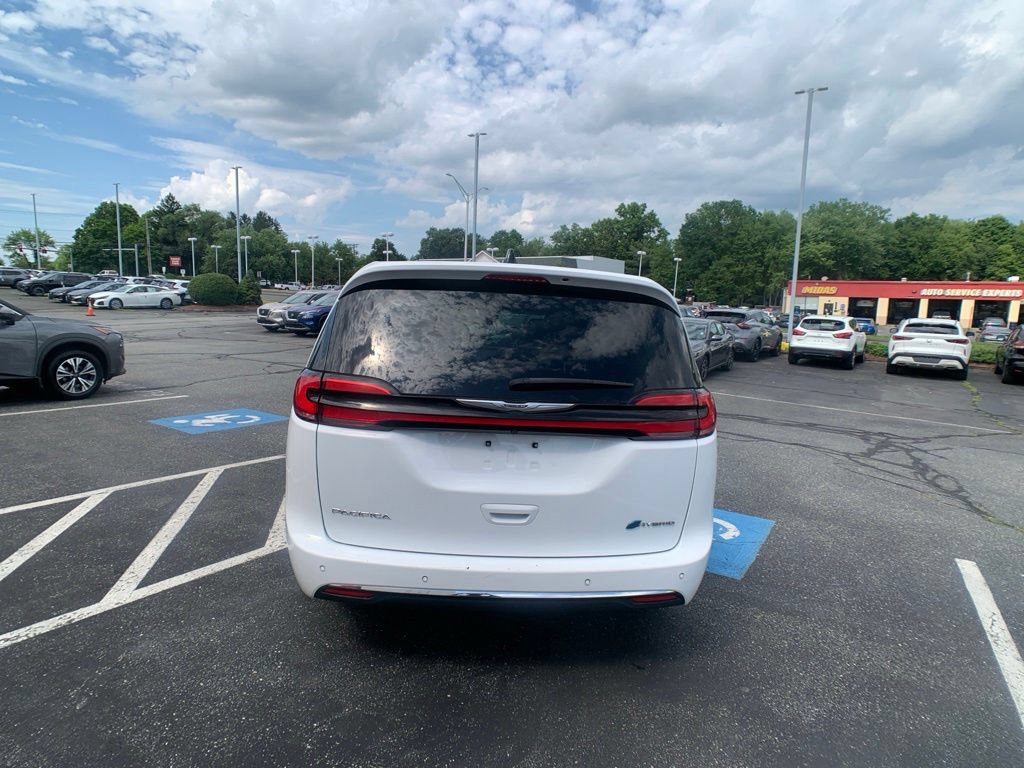 Used 2023 Chrysler Pacifica Touring-L FWD image 4