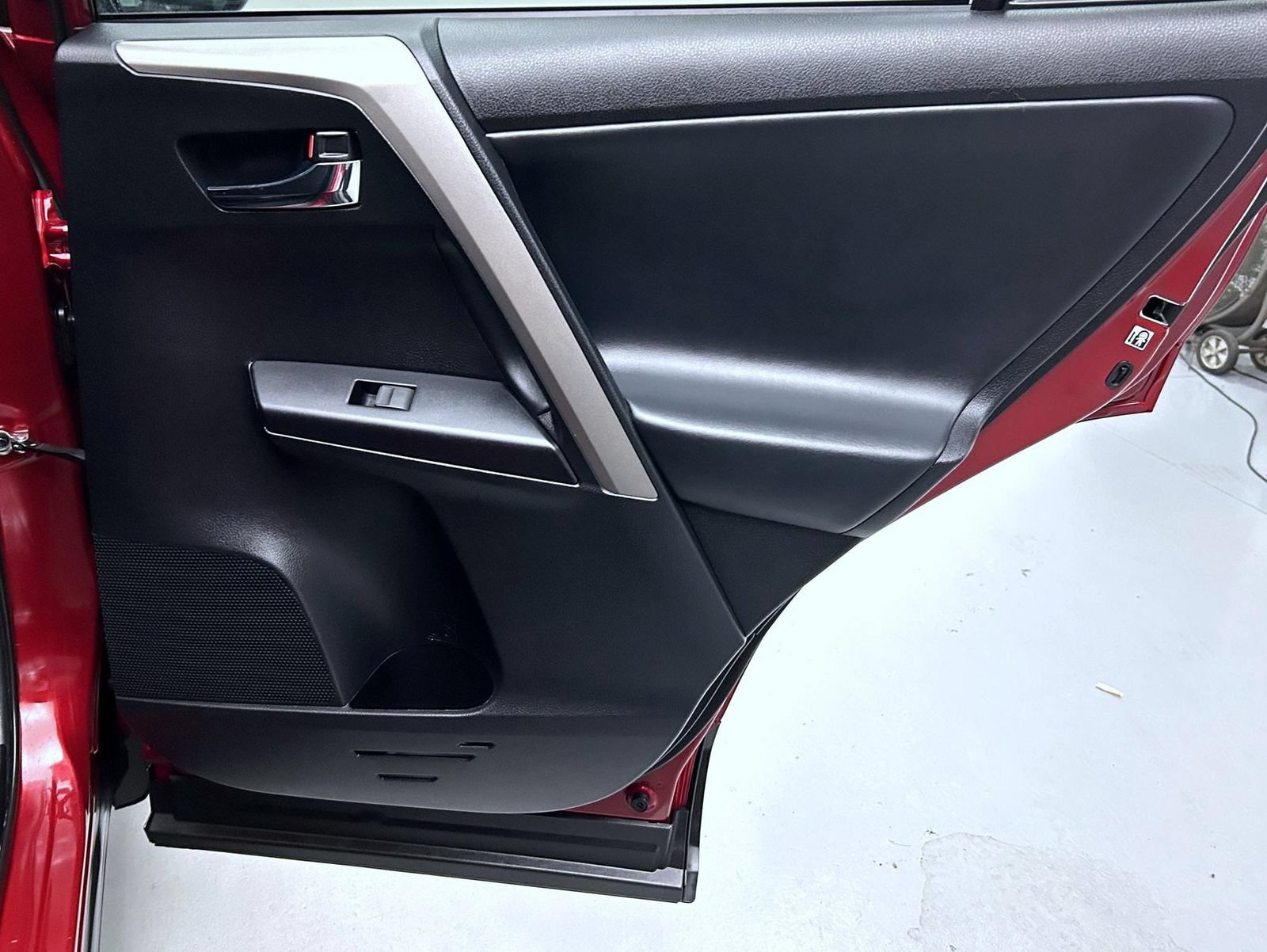 Used 2018 Toyota RAV4 XLE FWD image 17