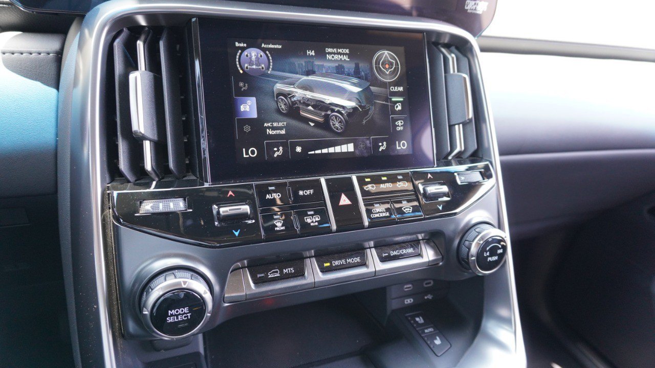 Certified 2026 Lexus LX 600 4WD w/ Accessory Package (Z1) image 18