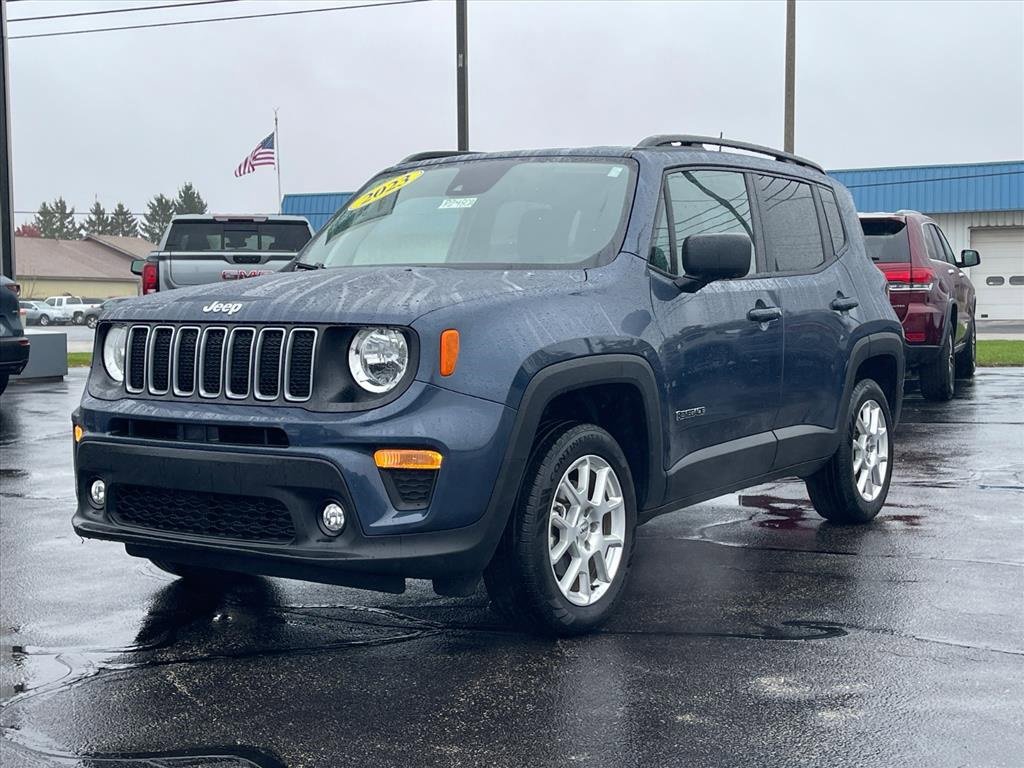 Used 2023 Jeep Renegade Latitude w/ Premium Group image 3