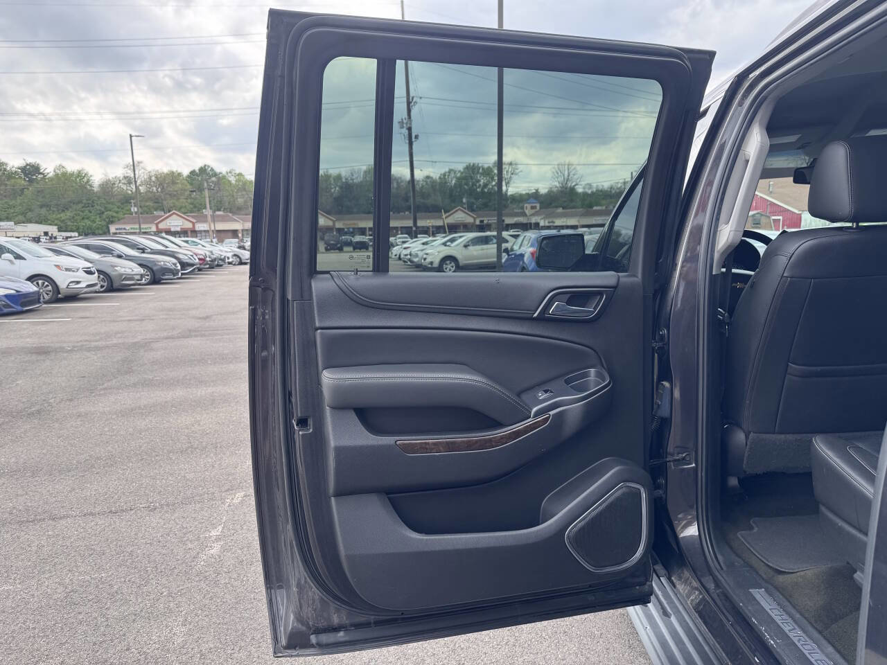 Used 2018 Chevrolet Suburban LT image 13