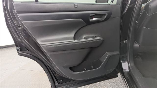 Used 2023 Toyota Highlander XSE FWD image 16
