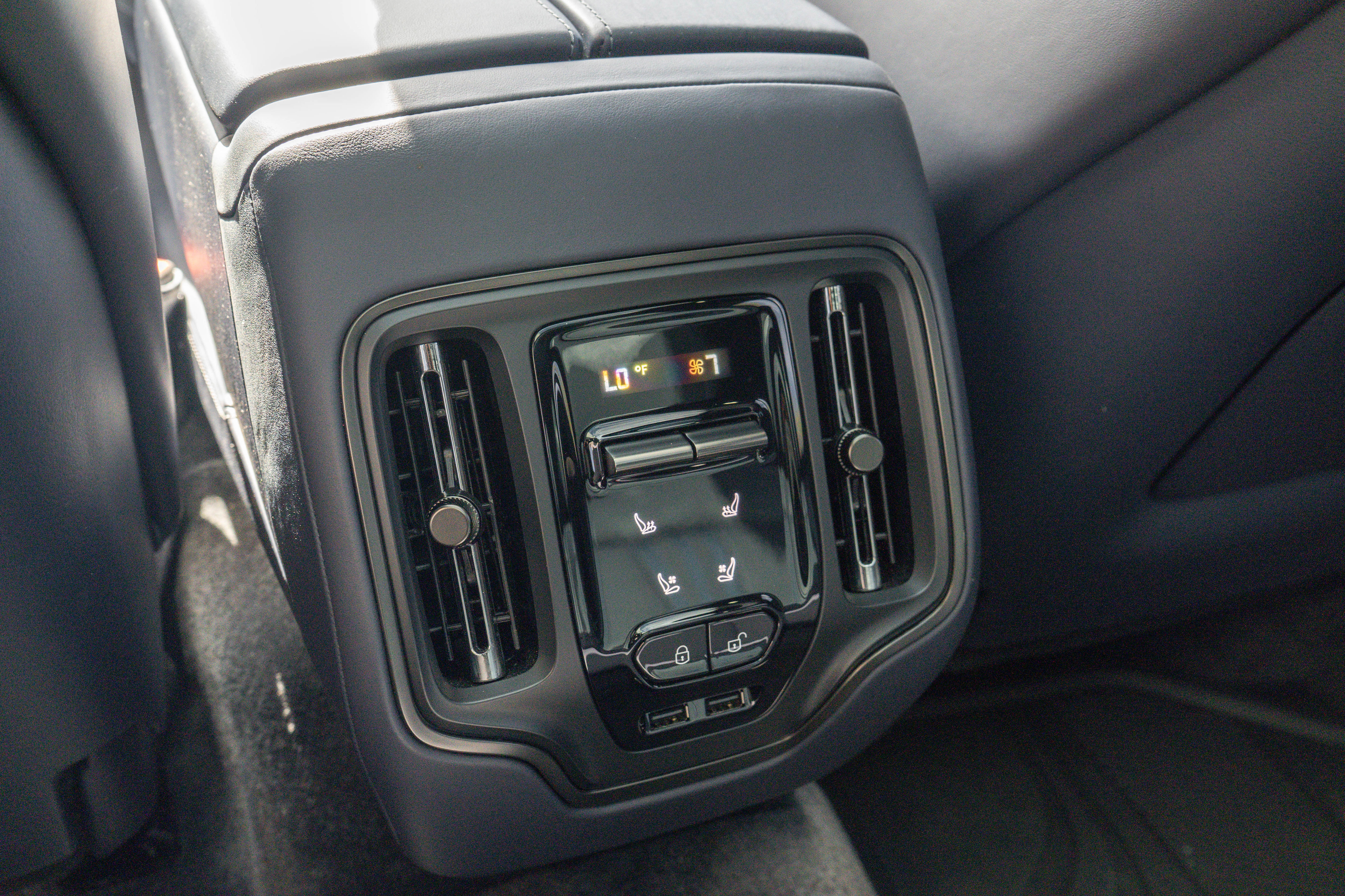 Used 2025 Aston Martin DBX 707 image 30