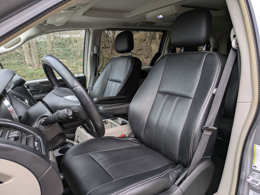 Used 2016 Chrysler Town & Country Touring-L image 12