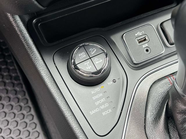 Used 2020 Jeep Cherokee Trailhawk w/ Cold Weather Group AWD/4WD image 13