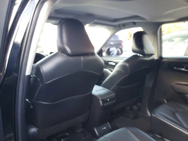 Used 2021 Toyota Highlander XLE FWD image 9