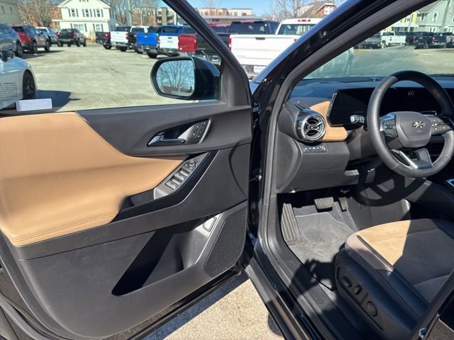 Used 2025 Chevrolet Equinox ACTIV w/ Safety and Technology Package image 18