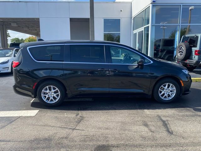 Used 2023 Chrysler Pacifica Touring-L FWD image 11