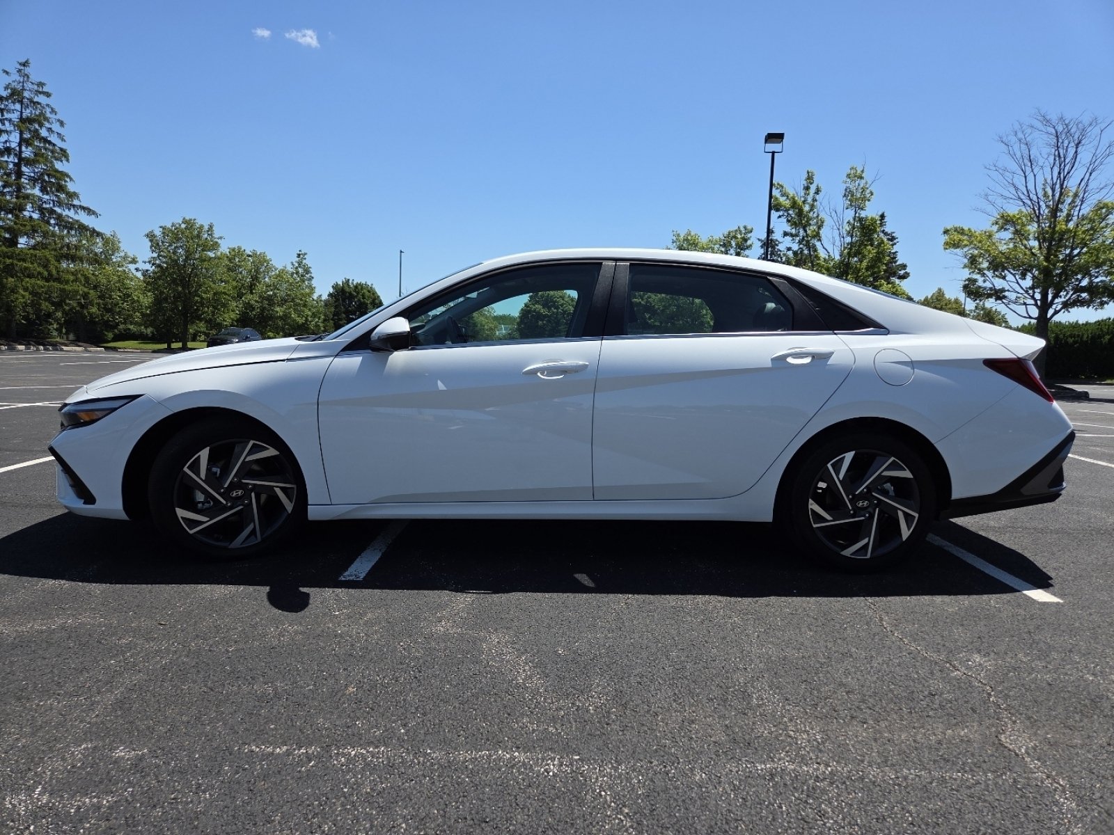 Used 2024 Hyundai Elantra Limited FWD image 19