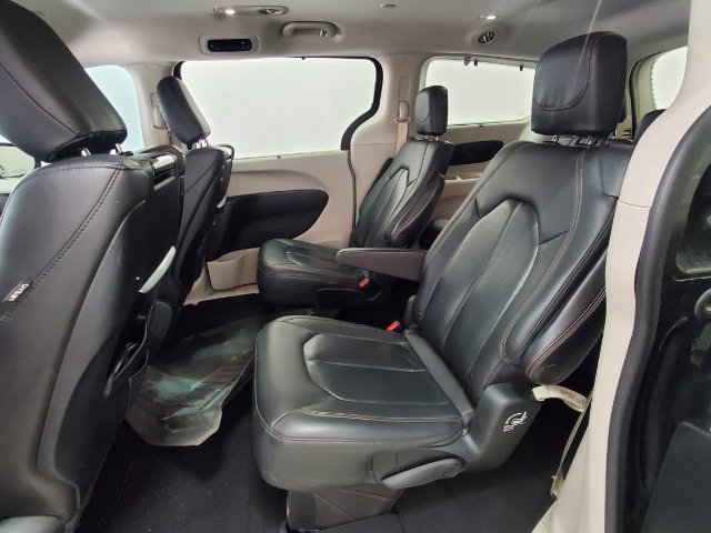 Used 2020 Chrysler Pacifica Touring-L Plus w/ Advanced Safetytec Group FWD image 18