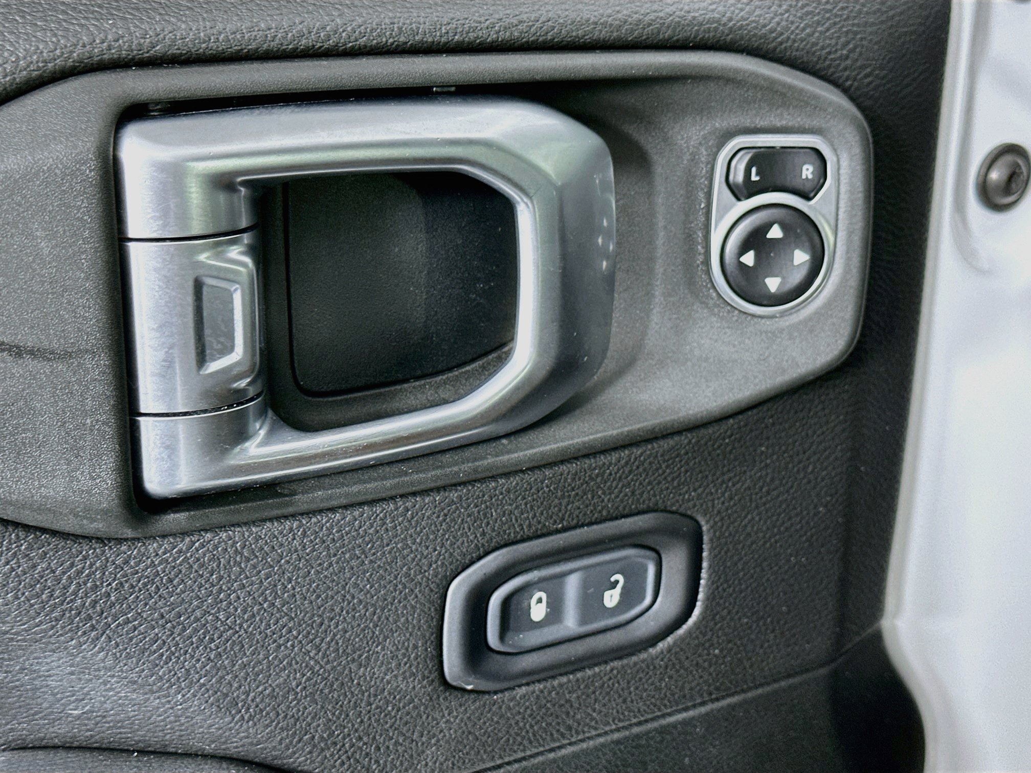 Used 2020 Jeep Wrangler Unlimited Sahara AWD/4WD image 15