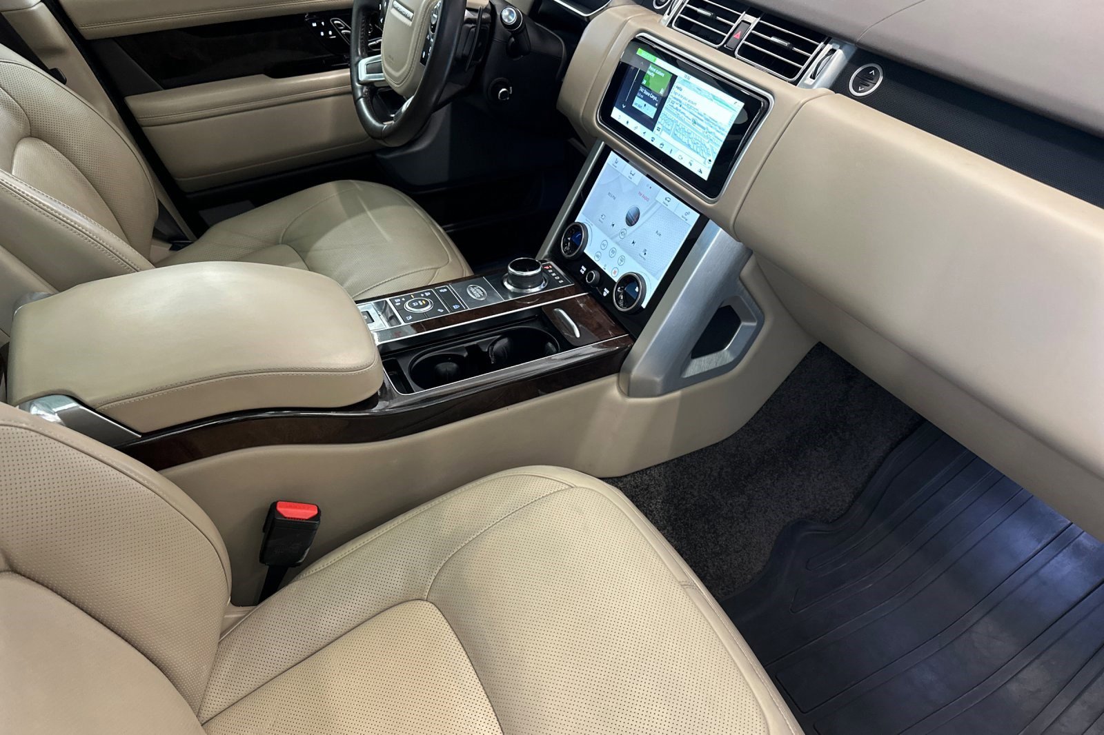 Used 2020 Land Rover Range Rover HSE image 32