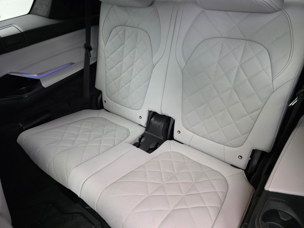 Used 2025 BMW X7 xDrive40i w/ M Sport Package AWD/4WD image 17
