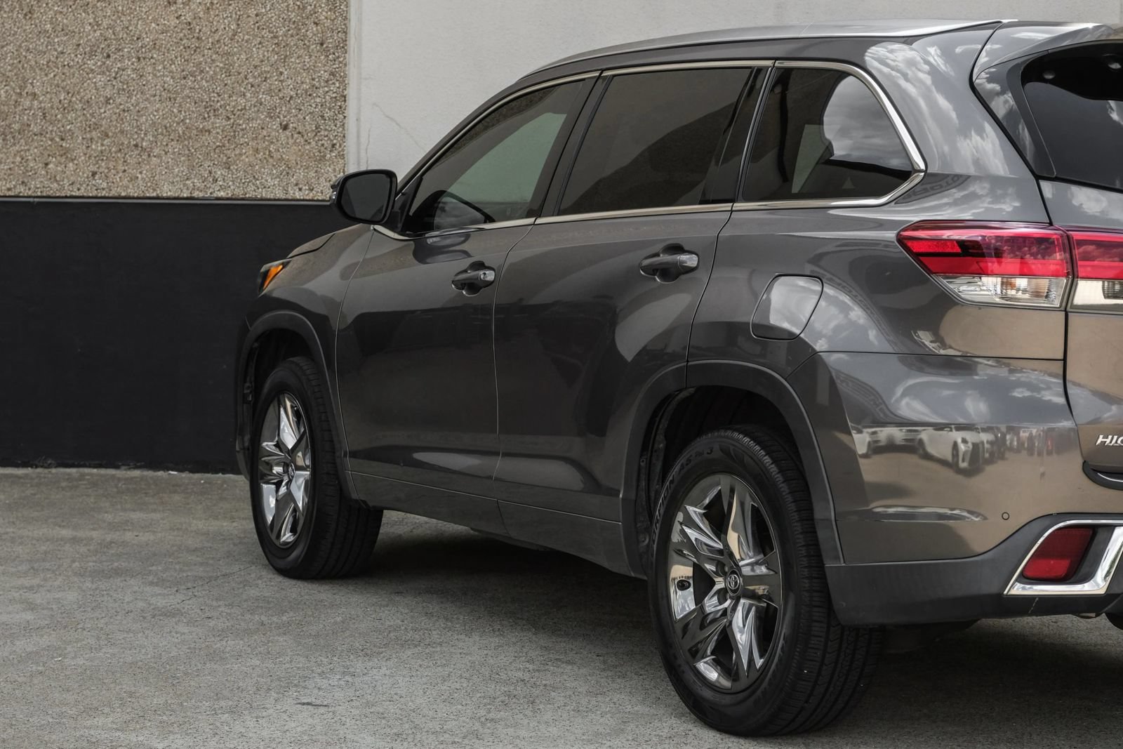 Used 2017 Toyota Highlander Limited Platinum FWD image 11