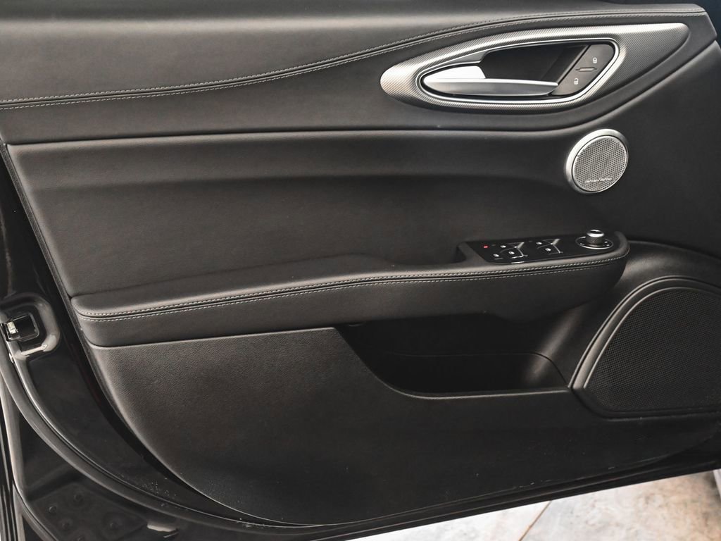 Used 2024 Alfa Romeo Giulia Veloce image 8