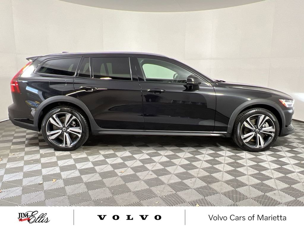 Used 2025 Volvo V60 B5 Cross Country Plus image 10