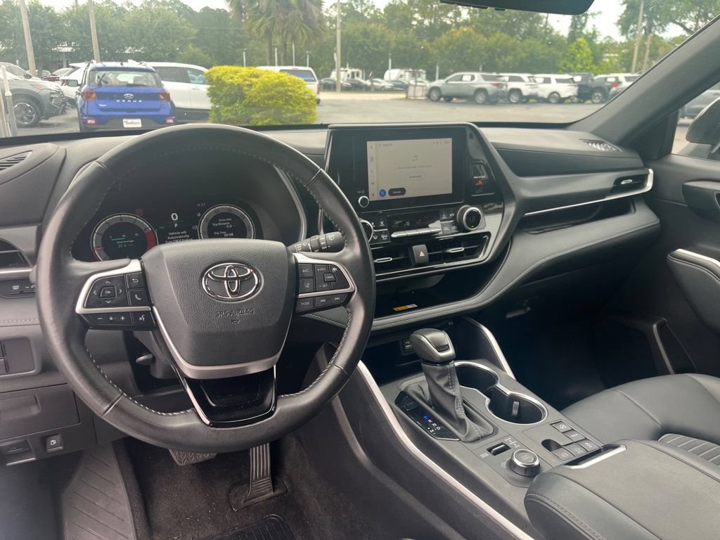 Used 2025 Toyota Highlander XSE AWD/4WD image 4