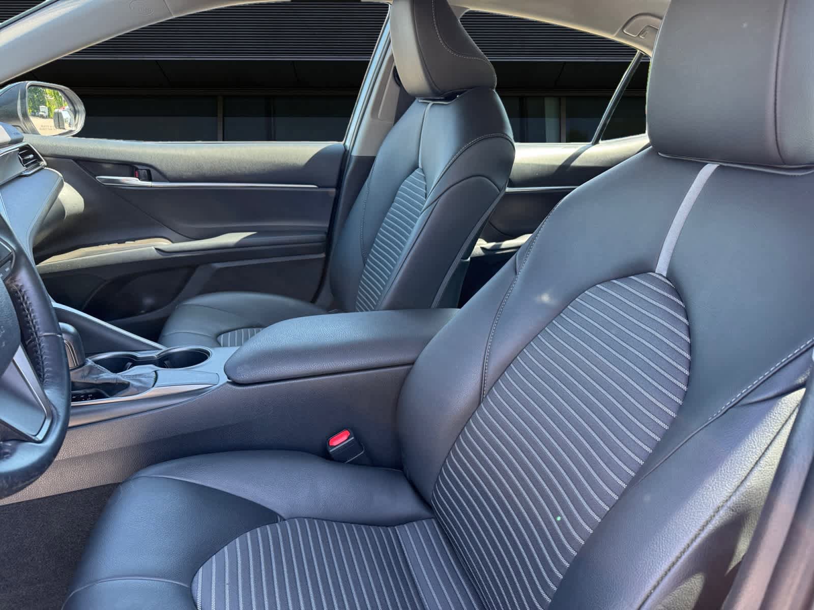Used 2021 Toyota Camry SE FWD image 2