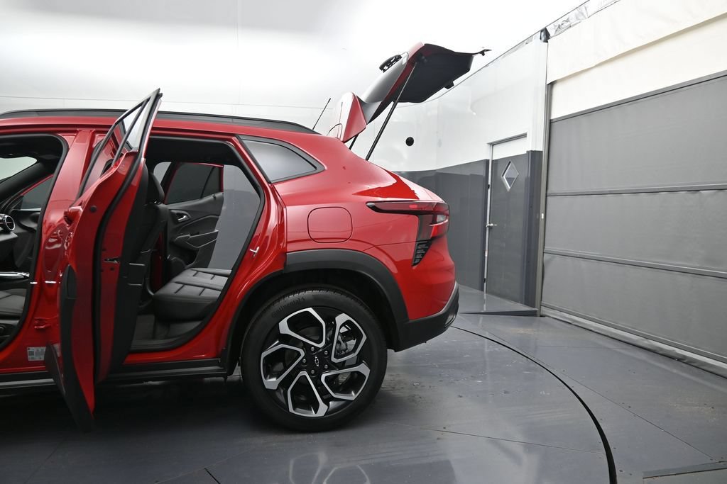 Used 2026 Chevrolet Trax RS w/ Sunroof Package FWD image 12