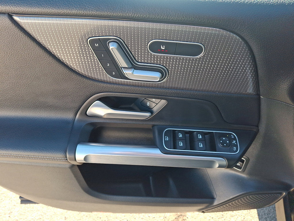 Used 2023 Mercedes-Benz GLB 250 4MATIC image 22