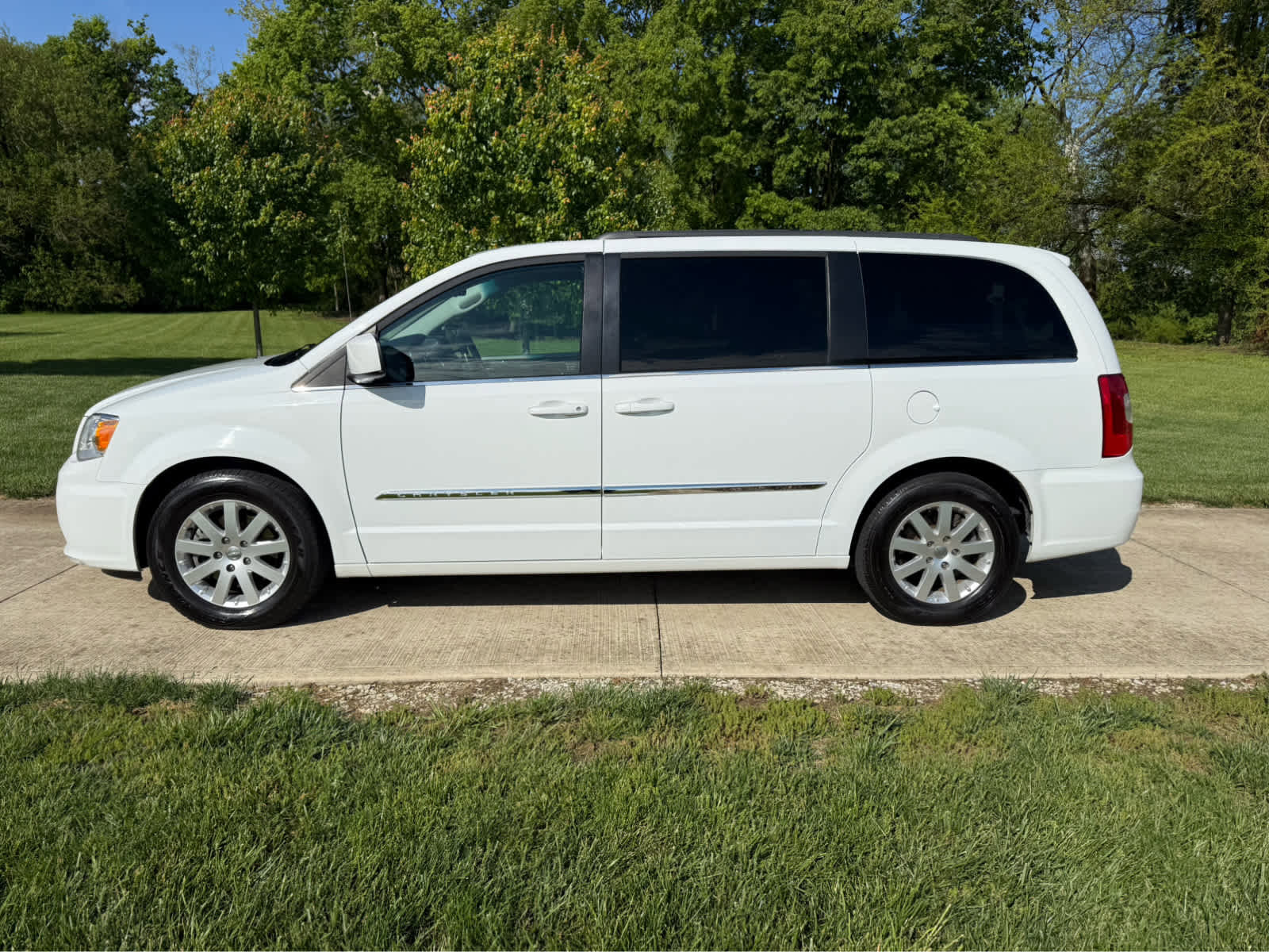 Used 2016 Chrysler Town & Country Touring FWD image 2