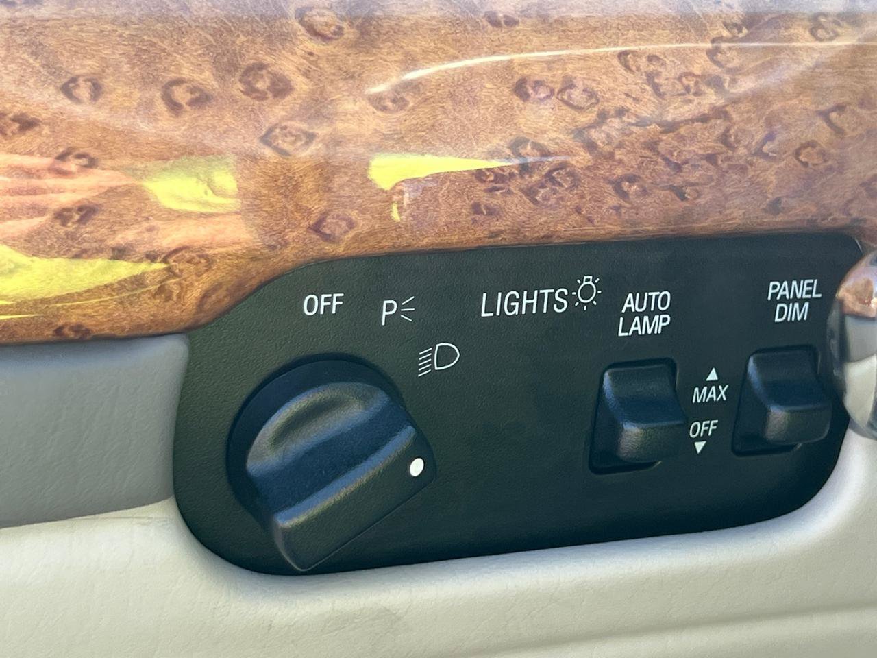 Used 2000 Lincoln Continental FWD image 18