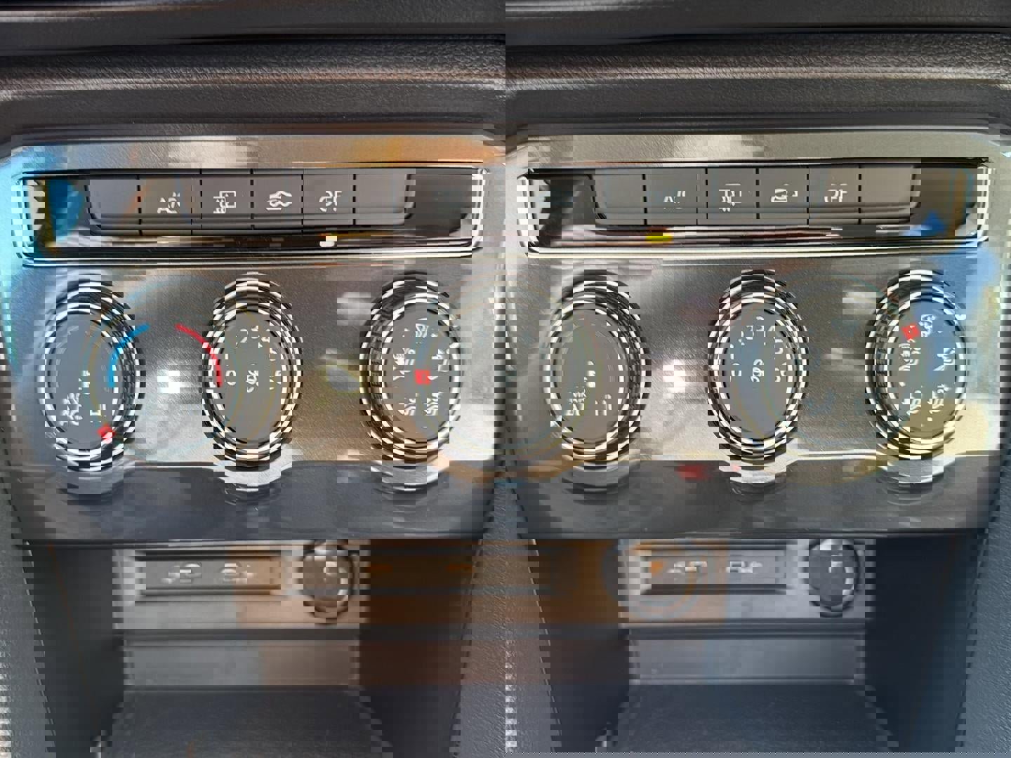 Used 2020 Volkswagen Tiguan S image 15