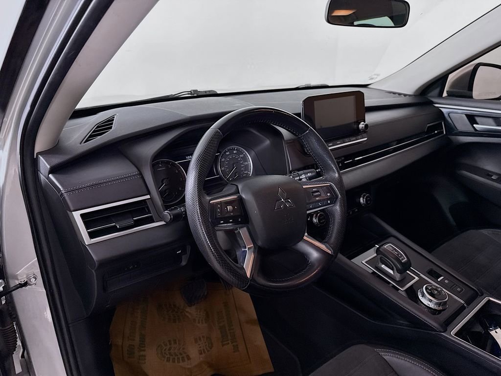Used 2023 Mitsubishi Outlander SE FWD image 9