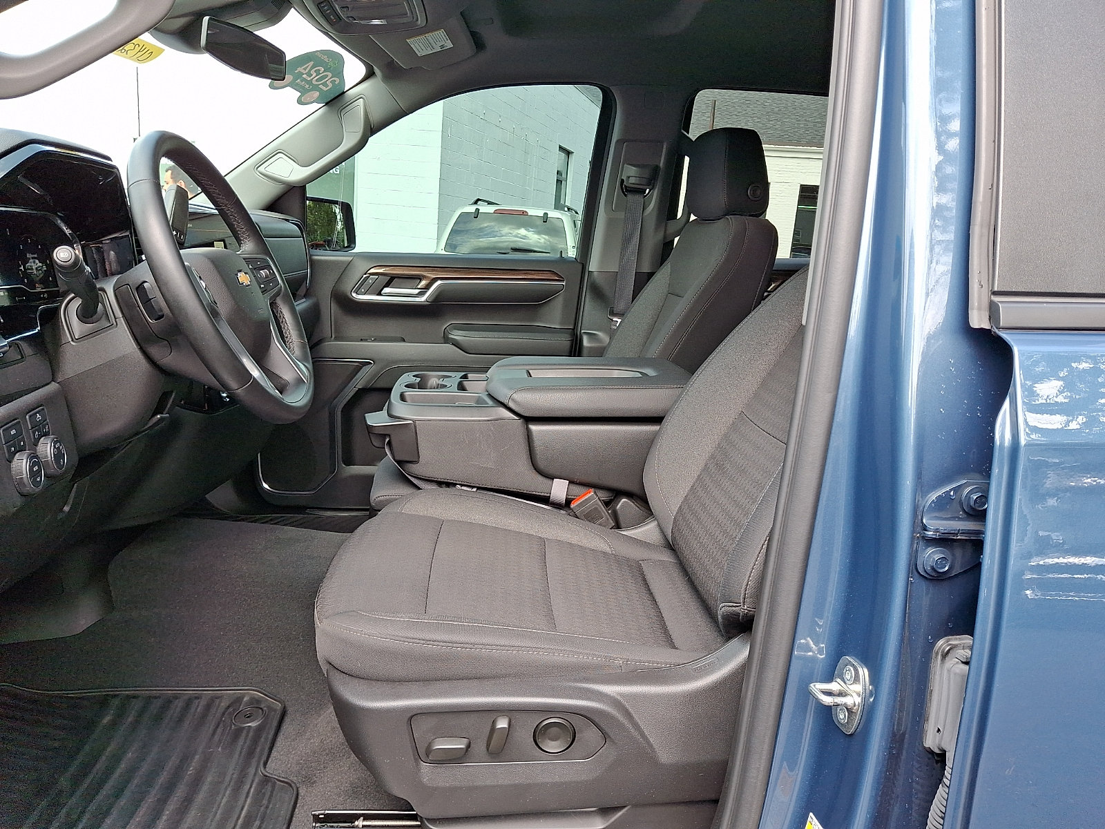 Certified 2024 Chevrolet Silverado 1500 LT AWD/4WD image 15
