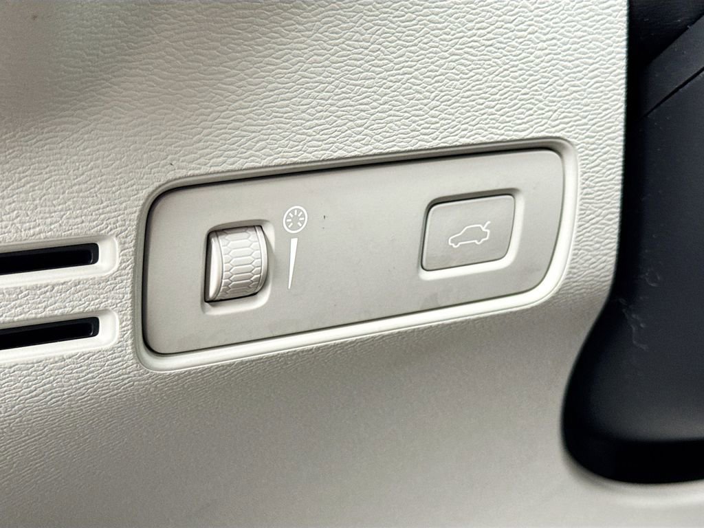 Used 2020 Volvo XC40 T5 Momentum image 26