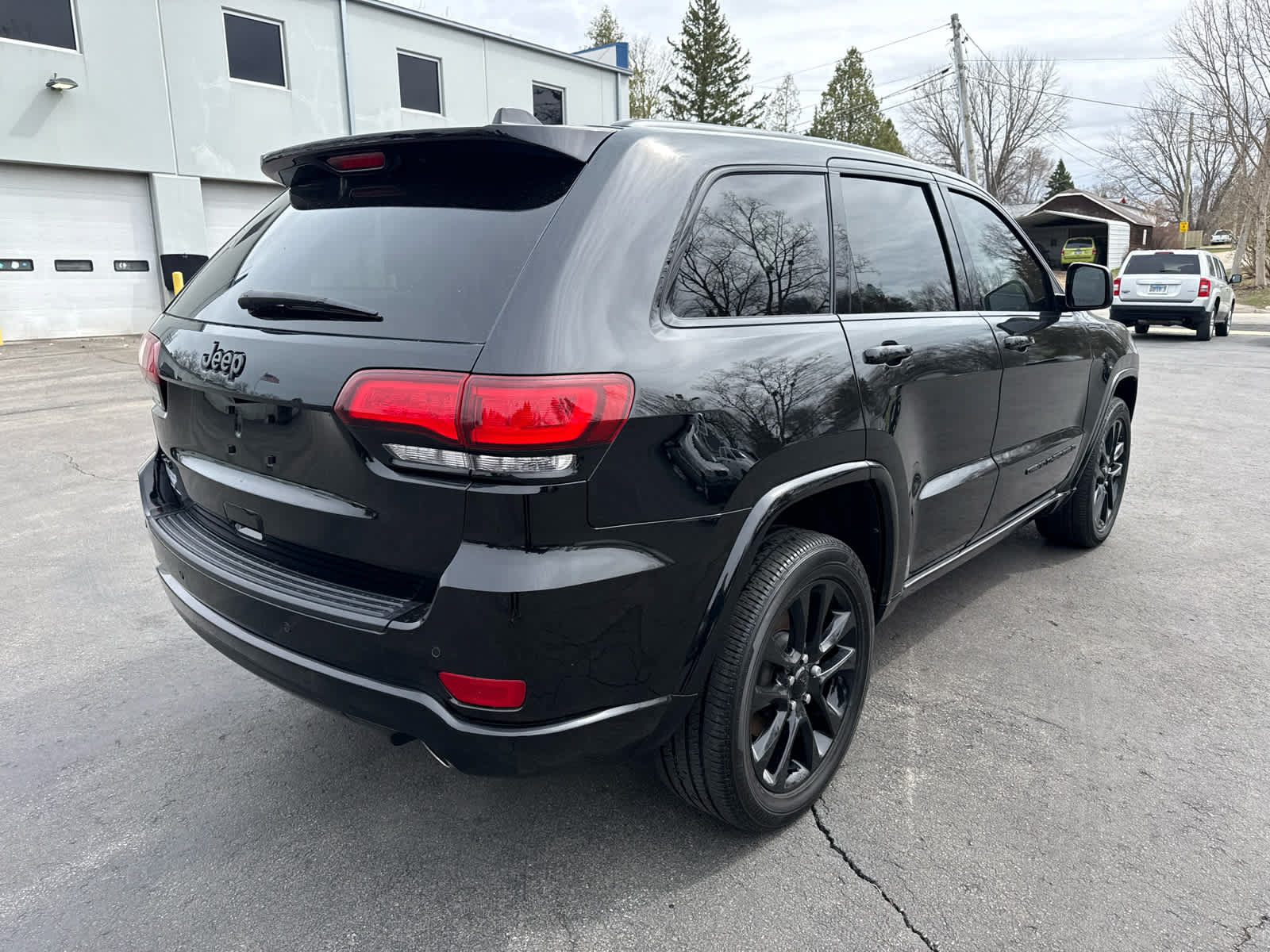 Used 2022 Jeep Grand Cherokee Laredo X AWD/4WD image 3