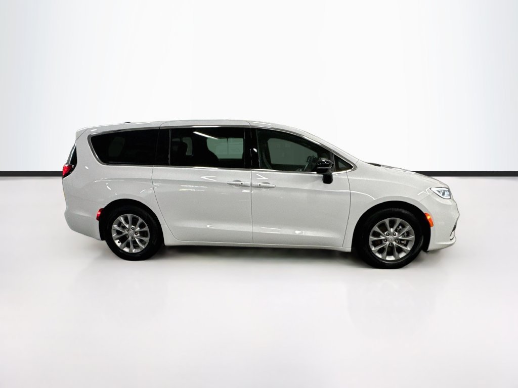Used 2026 Chrysler Pacifica Limited FWD image 4