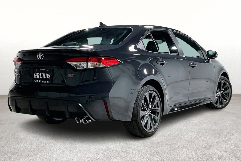 Used 2025 Toyota Corolla SE image 2
