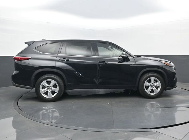 Used 2021 Toyota Highlander L FWD image 2