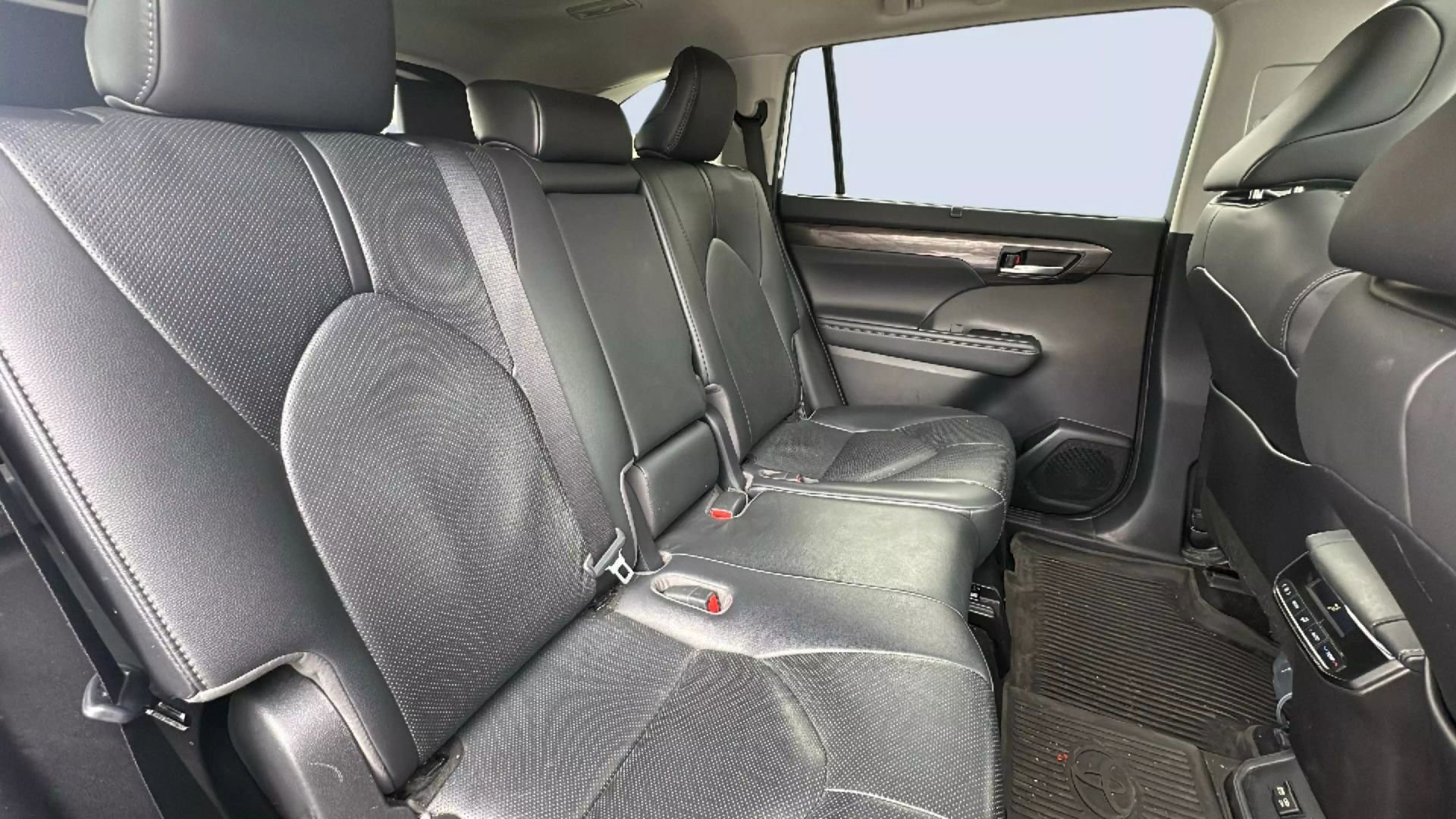 Used 2021 Toyota Highlander Limited image 14