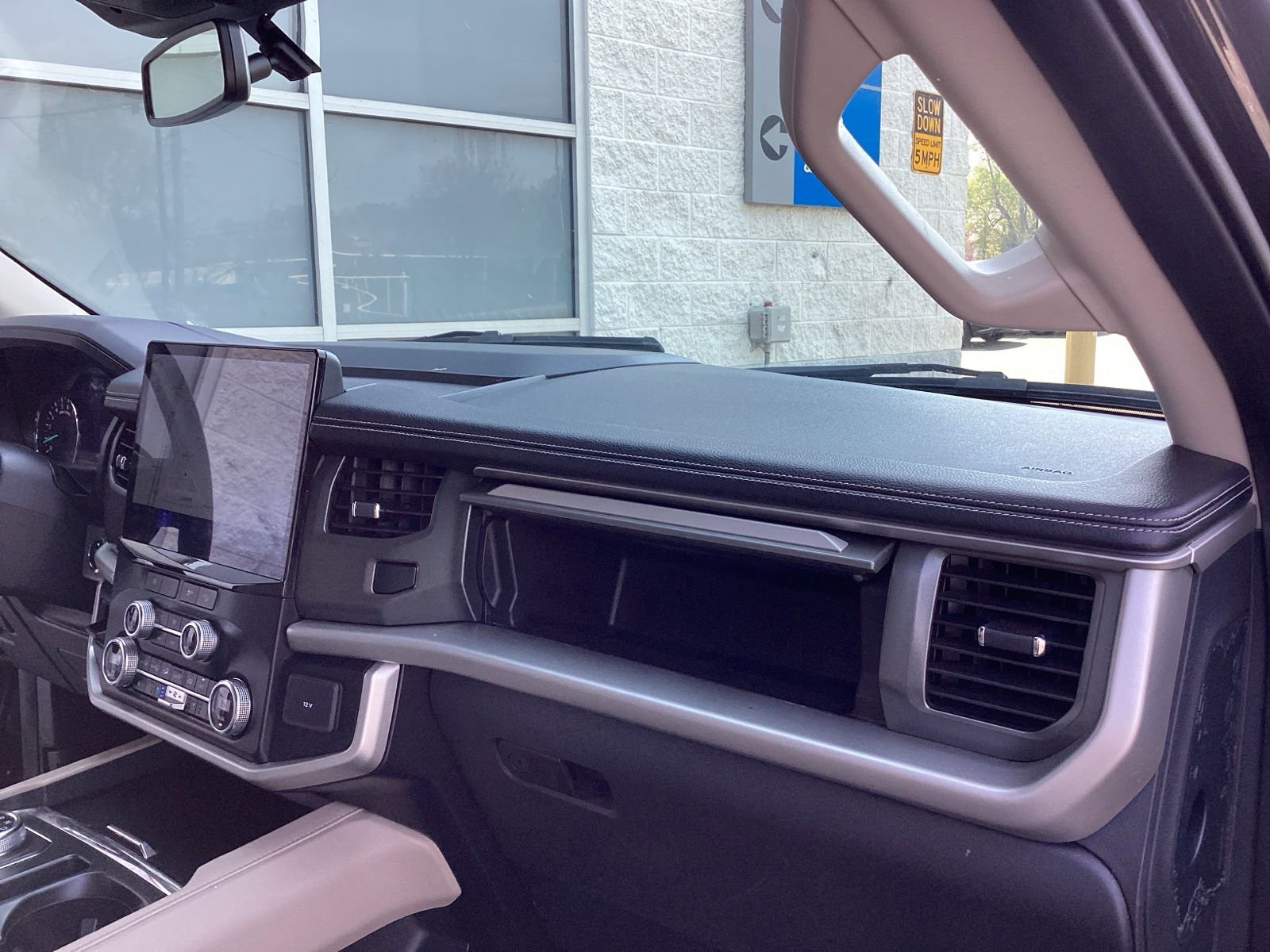 Used 2024 Ford Expedition Max XLT image 18