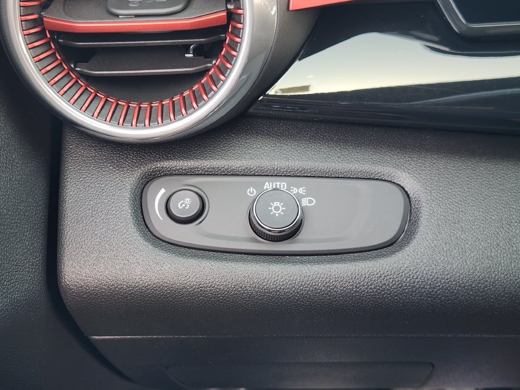 Used 2025 Chevrolet Trax RS w/ Driver Confidence Package FWD image 22