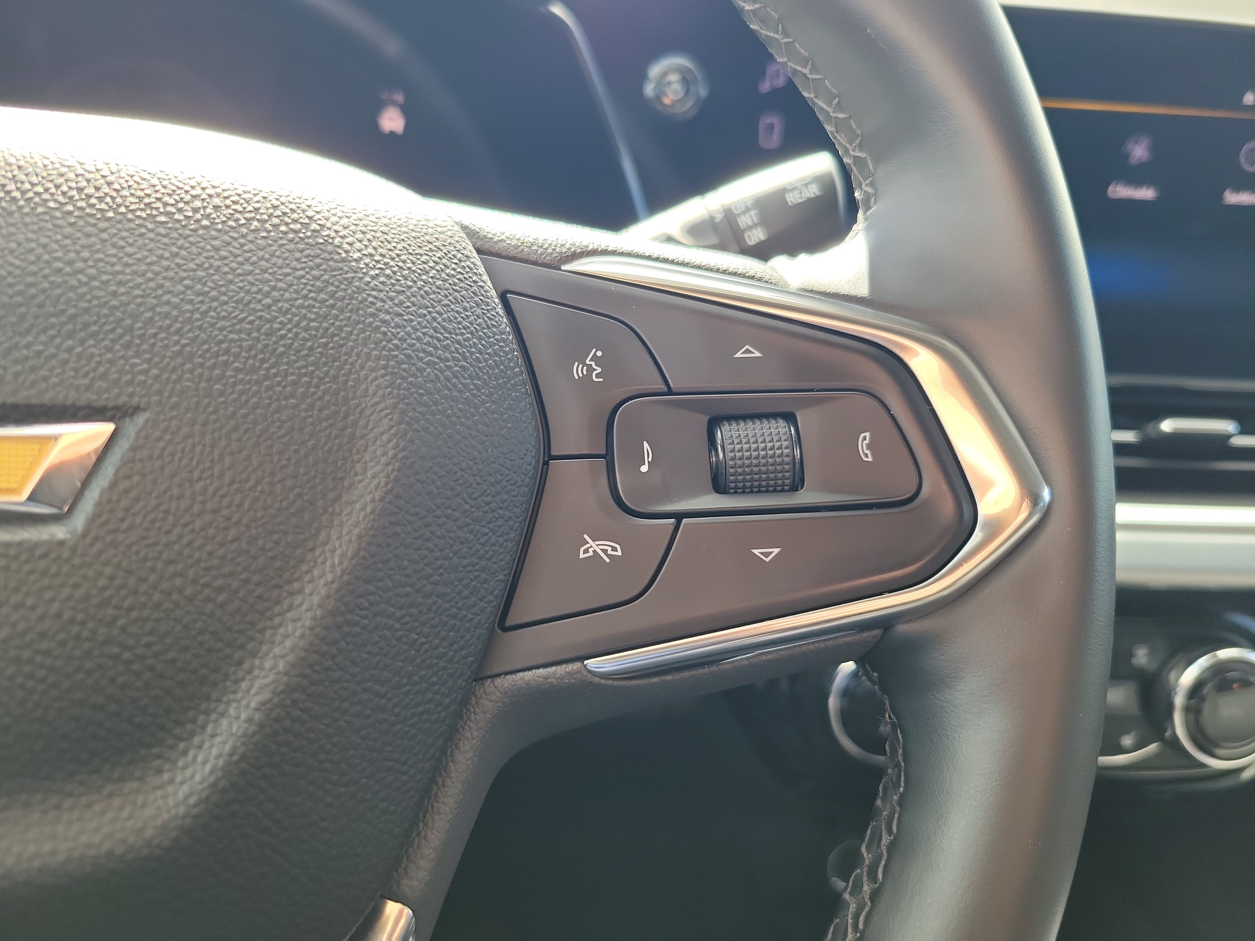 Used 2025 Chevrolet Trax LT w/ LT Convenience Package FWD image 22