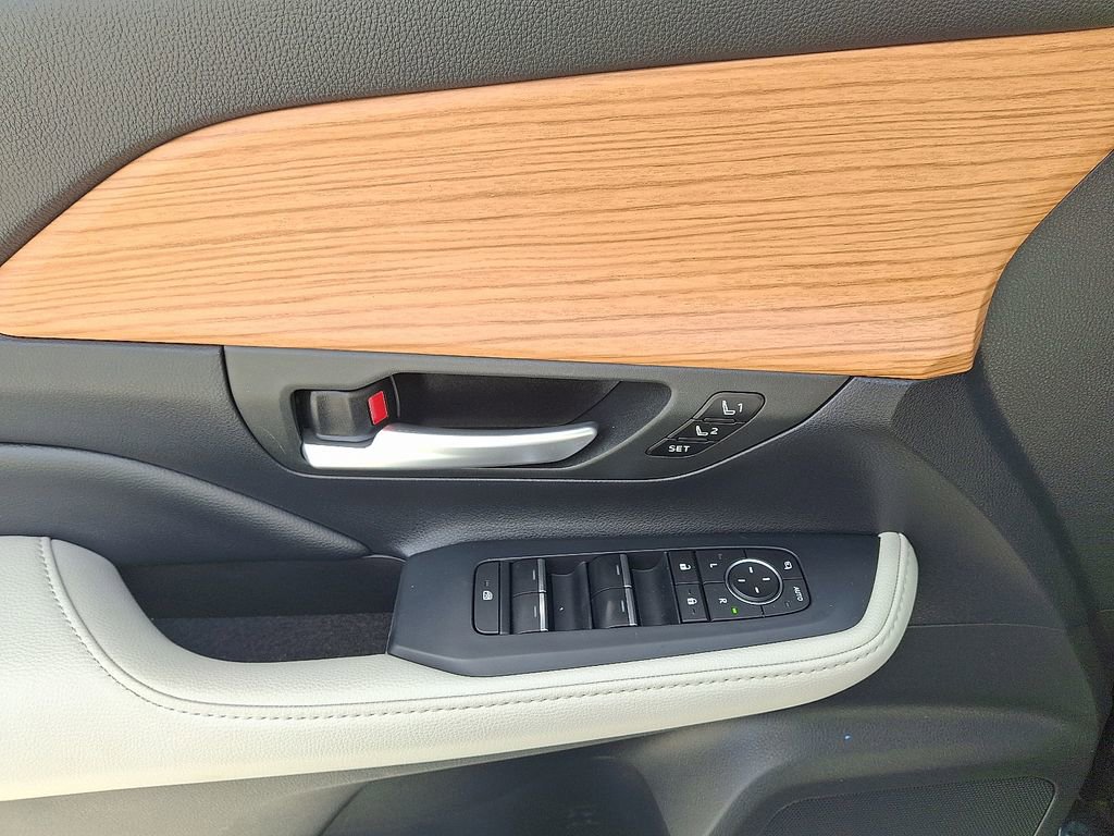 Used 2024 Toyota Grand Highlander XLE image 14