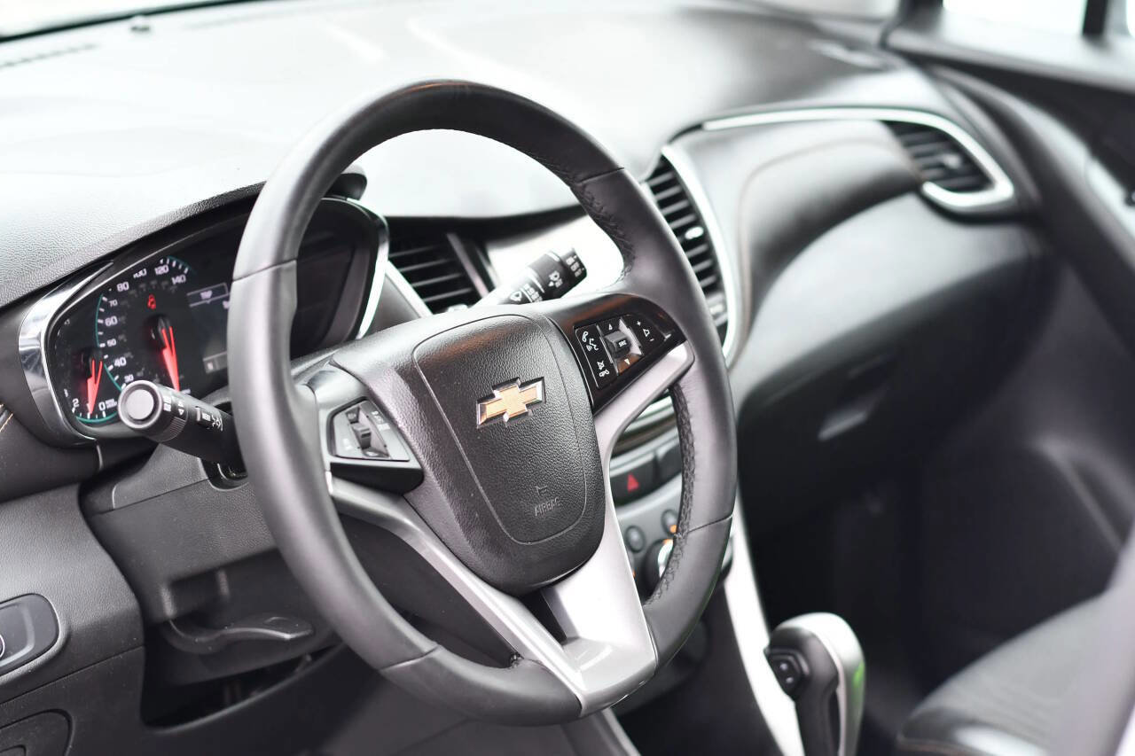 Used 2018 Chevrolet Trax LT w/ LT Convenience Package image 12
