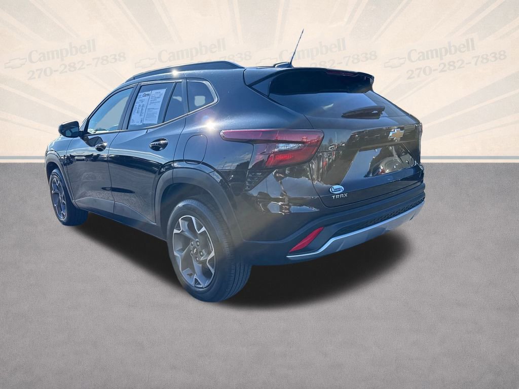 Used 2025 Chevrolet Trax LT w/ LT Convenience Package image 3