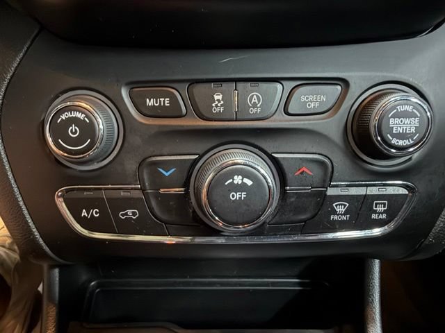 Used 2021 Jeep Cherokee Latitude Plus FWD image 40