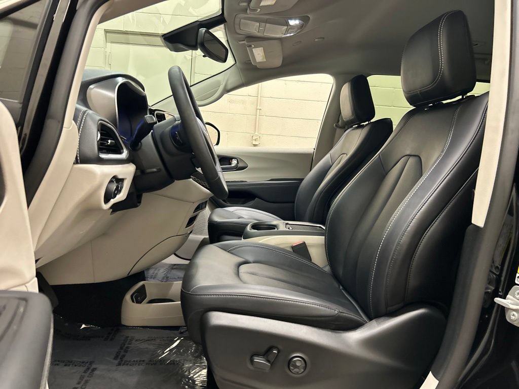 Used 2024 Chrysler Pacifica Touring-L FWD image 7